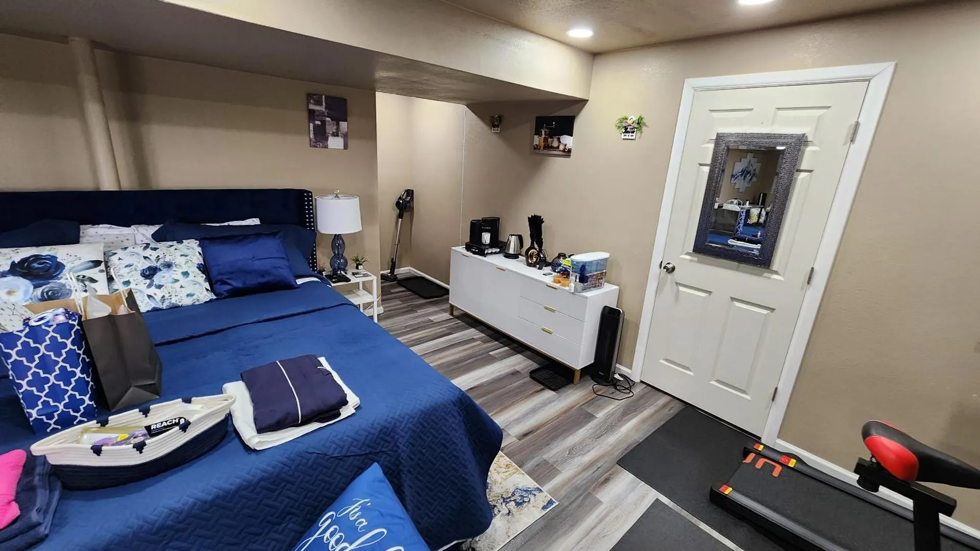 Guest house Entire Basement With Private Entrance Within Walking Distance From The Gaylord Hotel Aurora