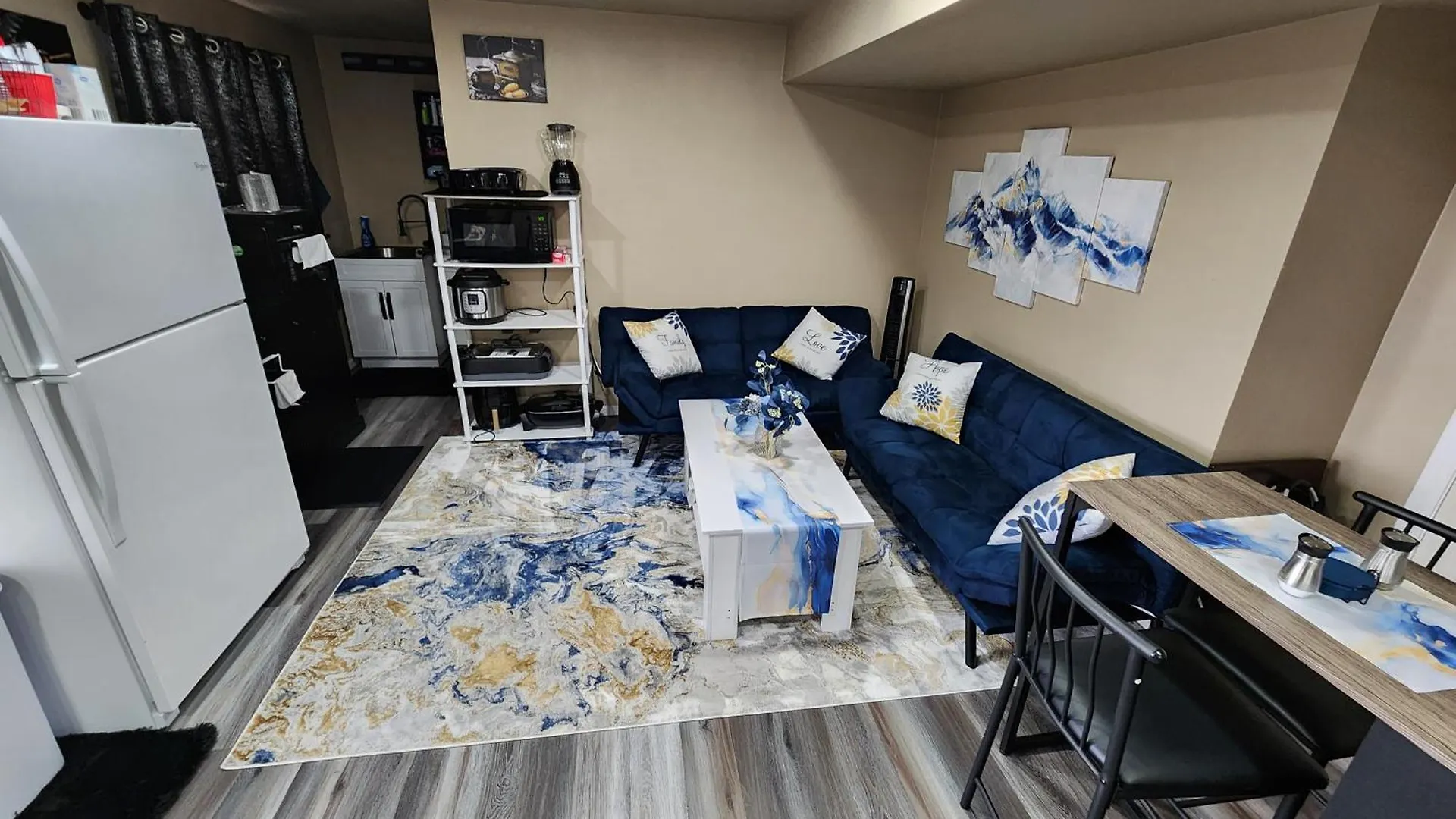 Entire Basement With Private Entrance Within Walking Distance From The Gaylord Hotel Aurora Guest house
