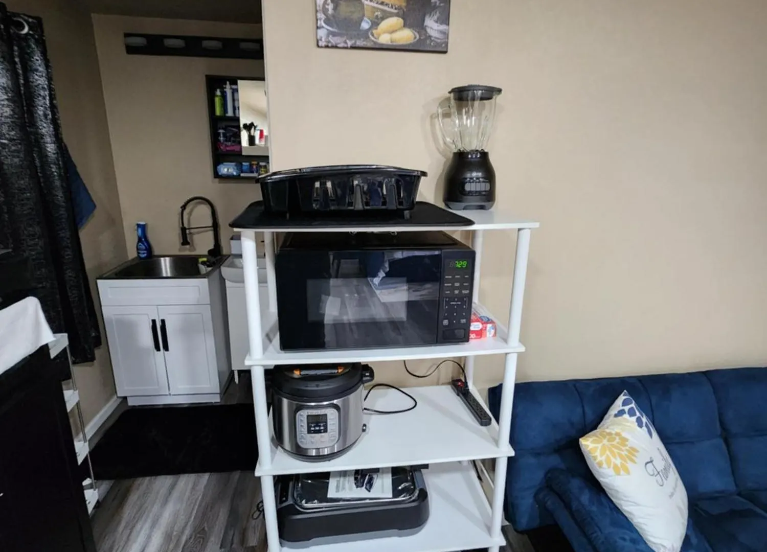 Entire Basement With Private Entrance Within Walking Distance From The Gaylord Hotel Aurora Guest house